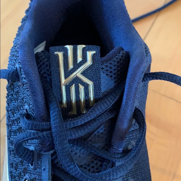 Men’s size 10.5 Kyrie Irving basketball shoes - Picture 3 of 5